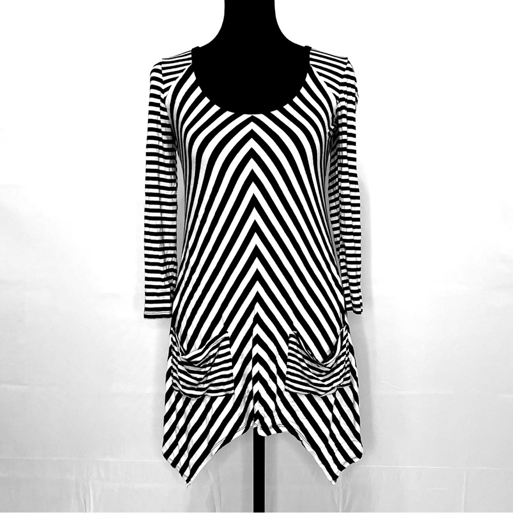B&W Asymmetrical striped print pocket tunic